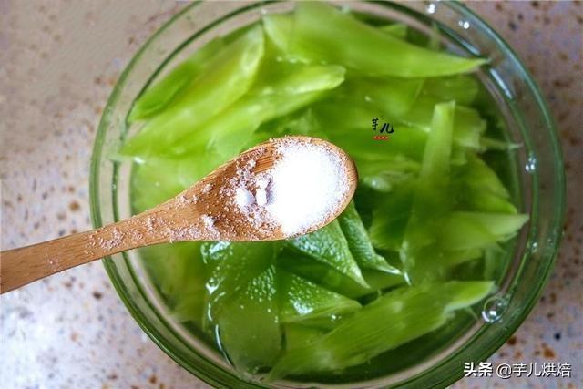 莴笋怎么炒好吃又脆绿诀窍(炒莴笋千万别直接下锅)(7)