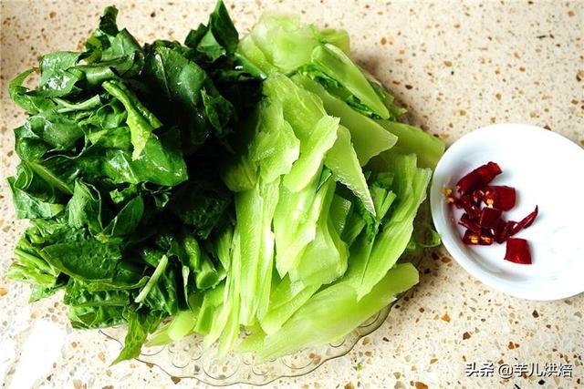 莴笋怎么炒好吃又脆绿诀窍(炒莴笋千万别直接下锅)(6)