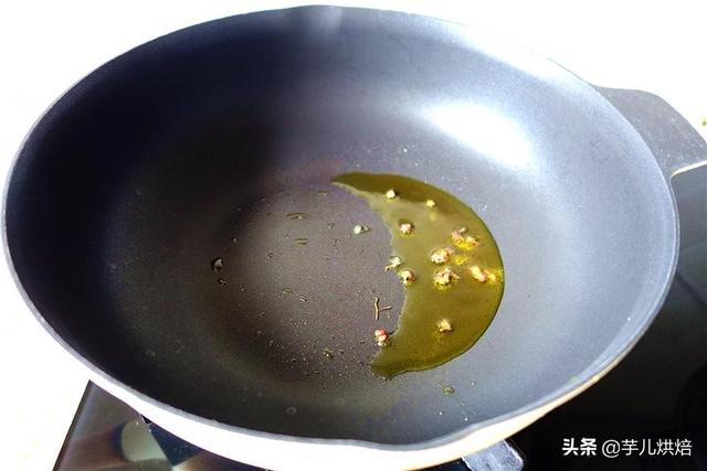 莴笋怎么炒好吃又脆绿诀窍(炒莴笋千万别直接下锅)(8)