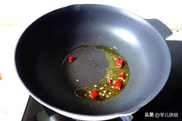莴笋怎么炒好吃又脆绿诀窍(炒莴笋千万别直接下锅)(9)