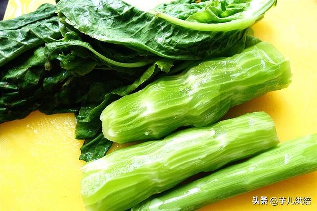 莴笋怎么炒好吃又脆绿诀窍(炒莴笋千万别直接下锅)(5)
