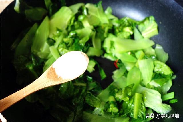 莴笋怎么炒好吃又脆绿诀窍(炒莴笋千万别直接下锅)(12)