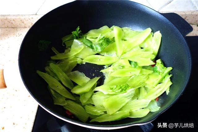 莴笋怎么炒好吃又脆绿诀窍(炒莴笋千万别直接下锅)(10)