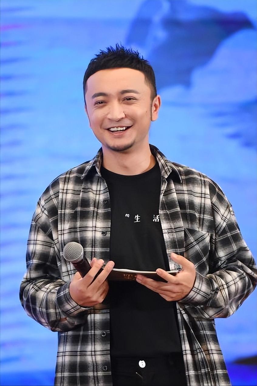 小尼个人资料简介多高多重（央视主持人尼格买提:30岁结婚,婚后9年无儿无女,成父母最大遗憾）