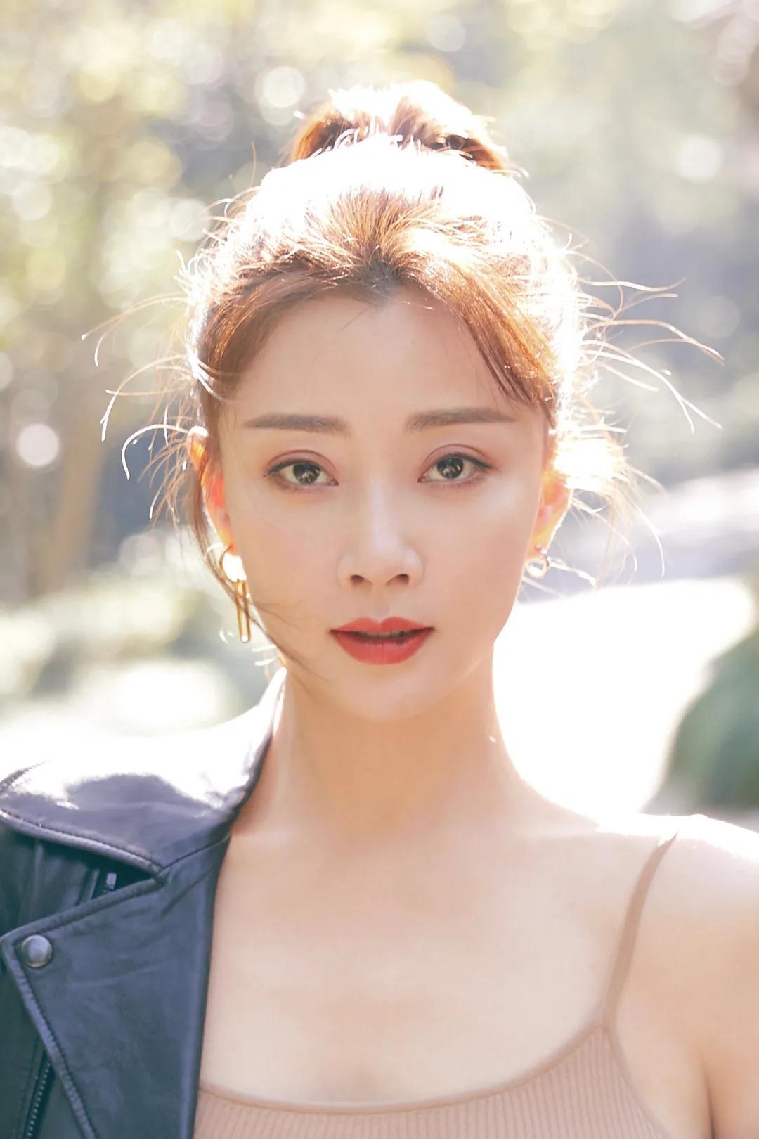 殷桃凭借《人世间》获31届金鹰奖最佳女主角奖，一起来了解一下她--殷桃个人资料简介