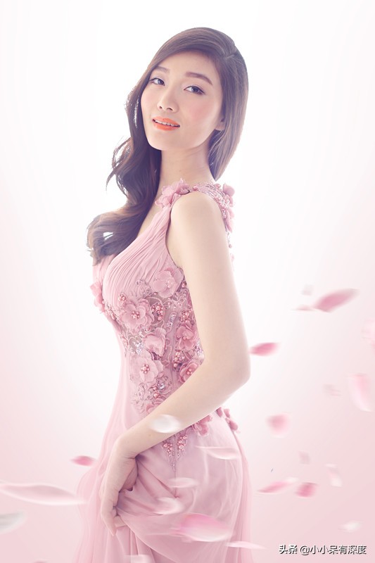原来，冷漠的妻子，就是美女杨小曼啊！冷漠谈起妻子为何泪流满面