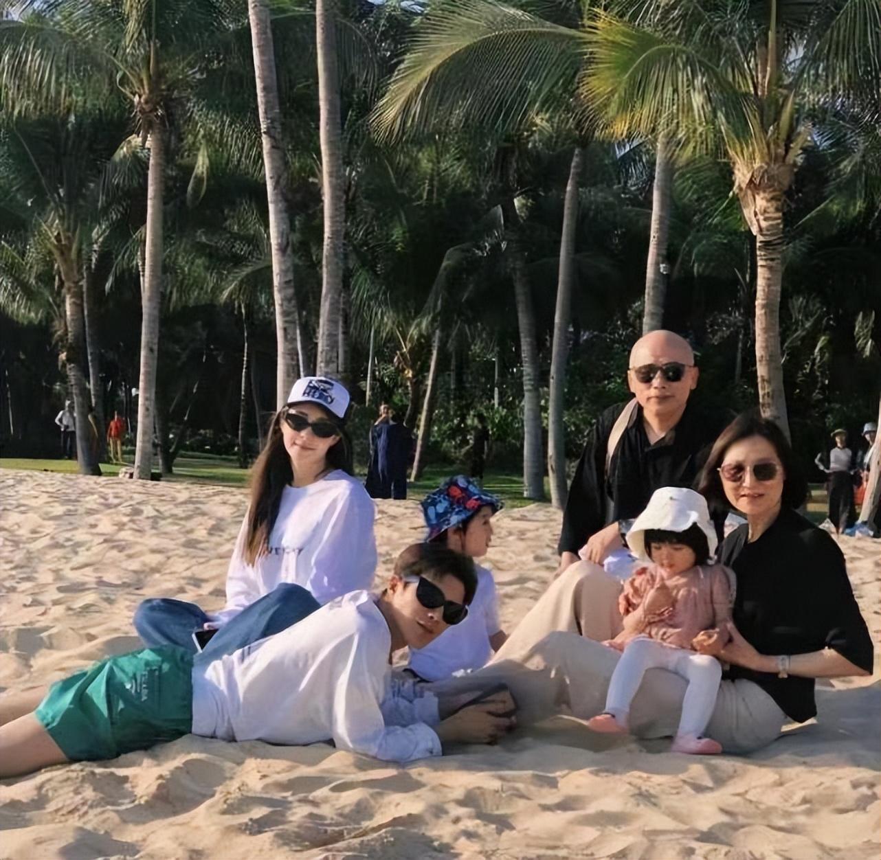 姜潮最新个人资料简介 ；全家福曝光，儿女共用一张脸，妈妈比儿媳麦迪娜气质还好