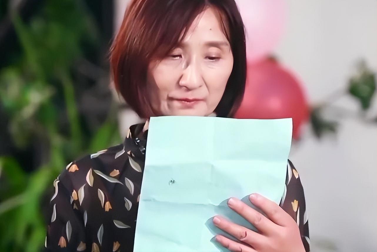姜潮最新个人资料简介 ；全家福曝光，儿女共用一张脸，妈妈比儿媳麦迪娜气质还好