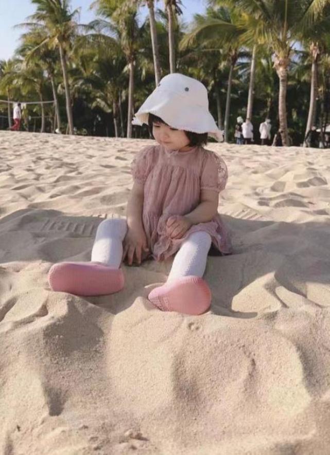 姜潮最新个人资料简介 ；全家福曝光，儿女共用一张脸，妈妈比儿媳麦迪娜气质还好