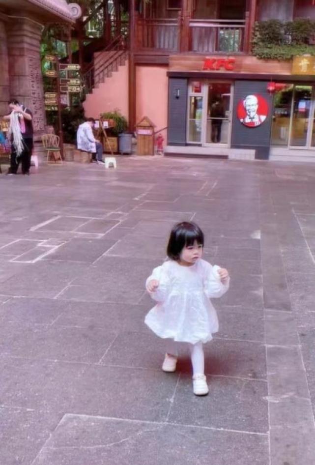 姜潮最新个人资料简介 ；全家福曝光，儿女共用一张脸，妈妈比儿媳麦迪娜气质还好