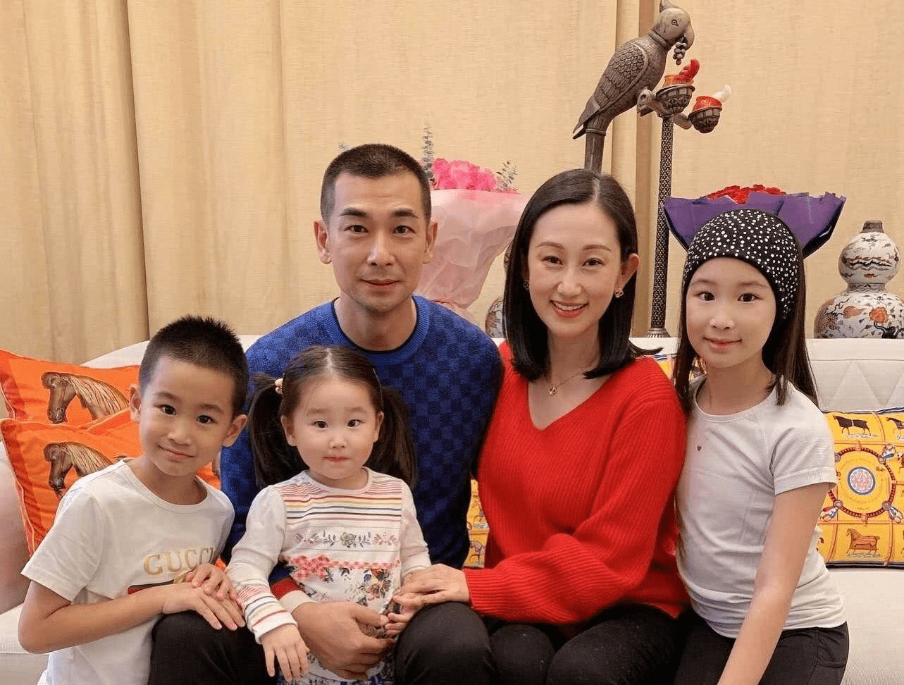 赵文卓个人资料（赵文卓：娶小8岁东北小丫，婚后连生三胎，如今一家五口其乐融融）