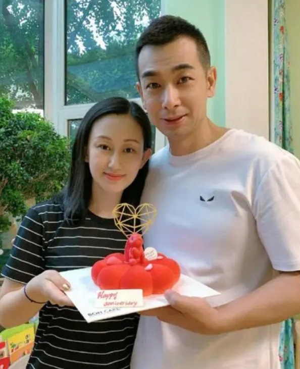 赵文卓个人资料（赵文卓：娶小8岁东北小丫，婚后连生三胎，如今一家五口其乐融融）