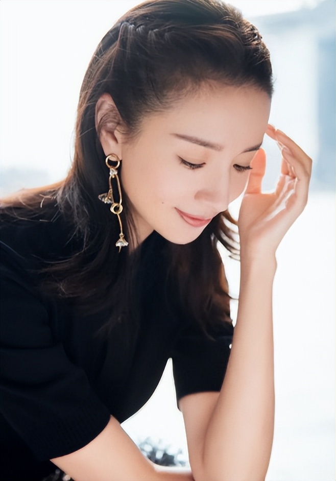 董洁照片 ，终究为自己的“嚣张”付出代价