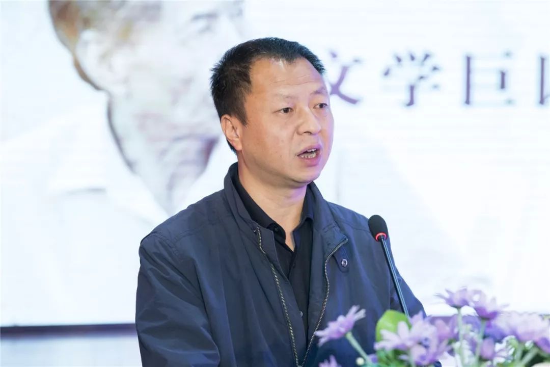 文坛老农陈忠实：饱蘸血泪写成《白鹿原》，3个子女都没沾他的光