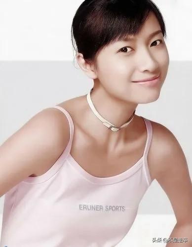 徐静蕾资料 ：晒高端泳池照，定居美国6年，已吃成胖美人
