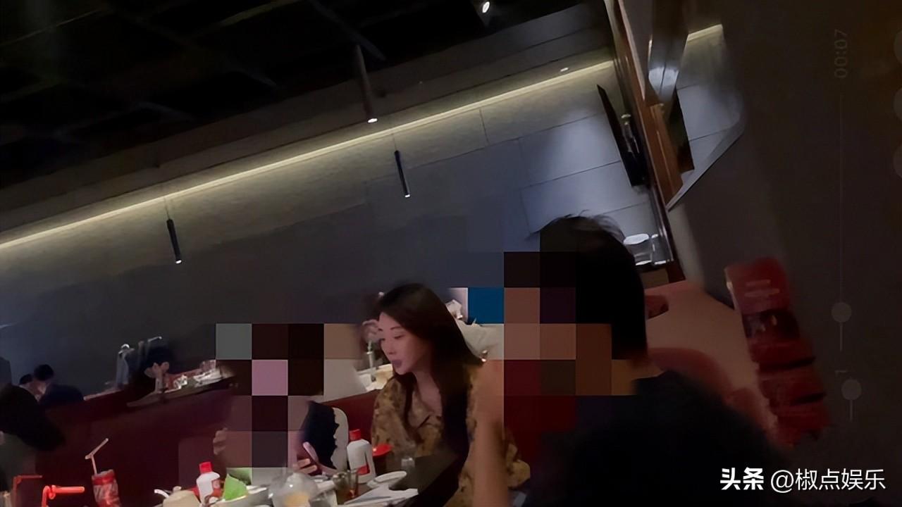 殷桃外出聚餐被偶遇！身材火辣被人搂肩，5段感情坎坷42岁仍单身