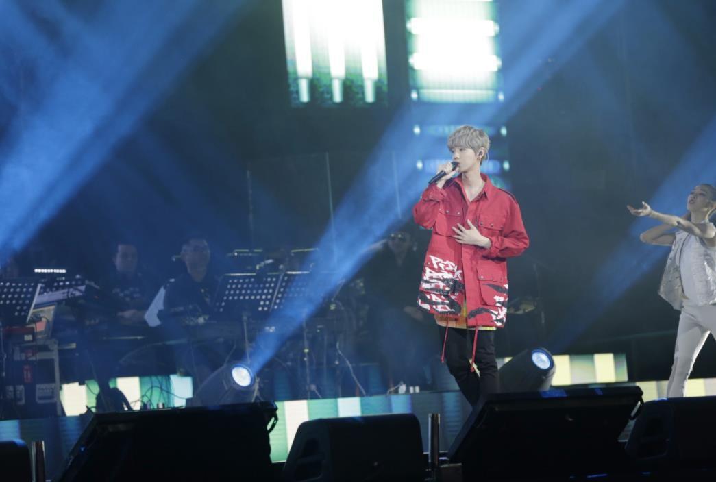 “娱圈爷们”鹿晗：为粉丝花2000万发射卫星，与发小十年友谊犹存