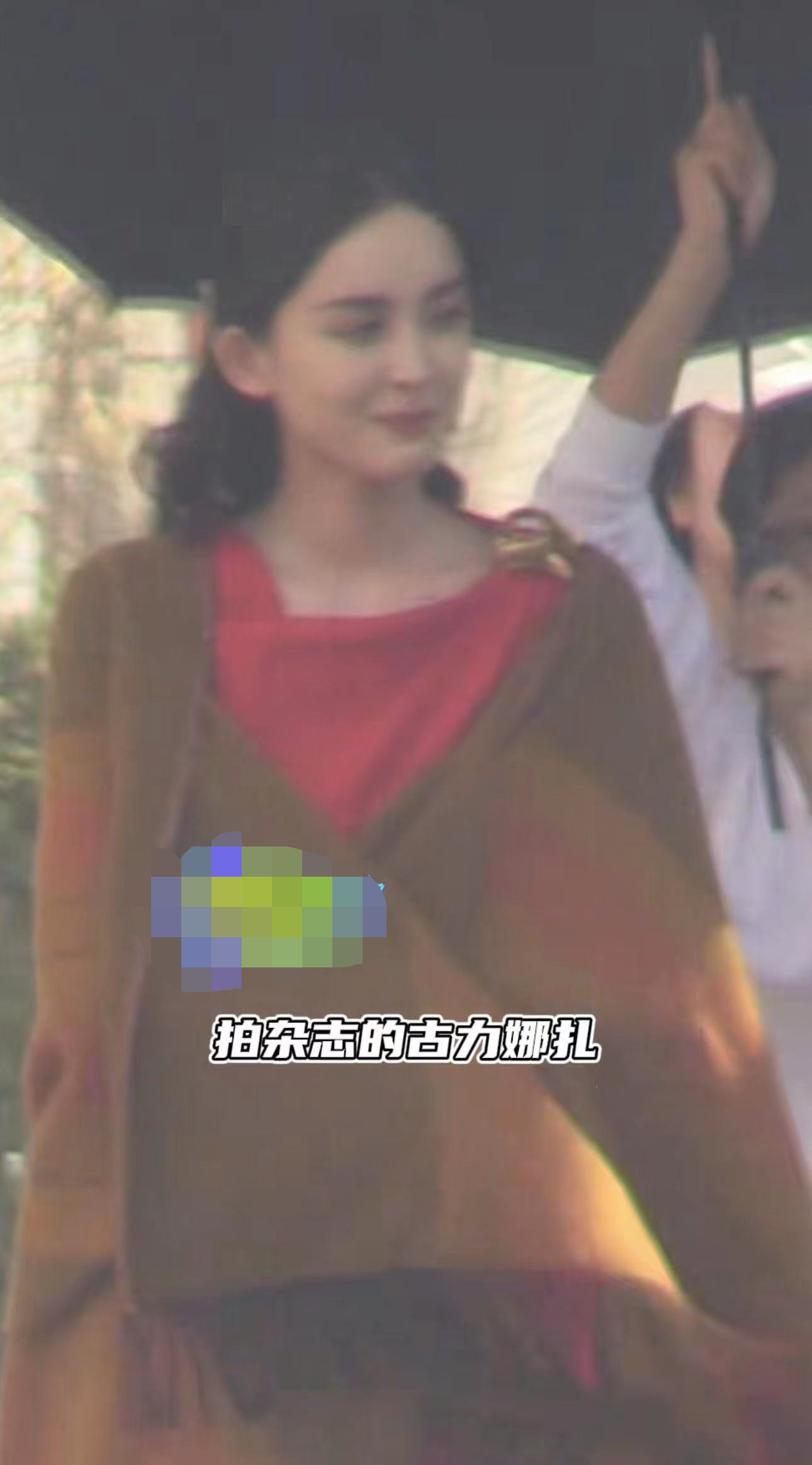 古力娜扎的近况如何， 穿高开叉红裙秀美腿，露底裤险走光，助理蹲地为其穿鞋