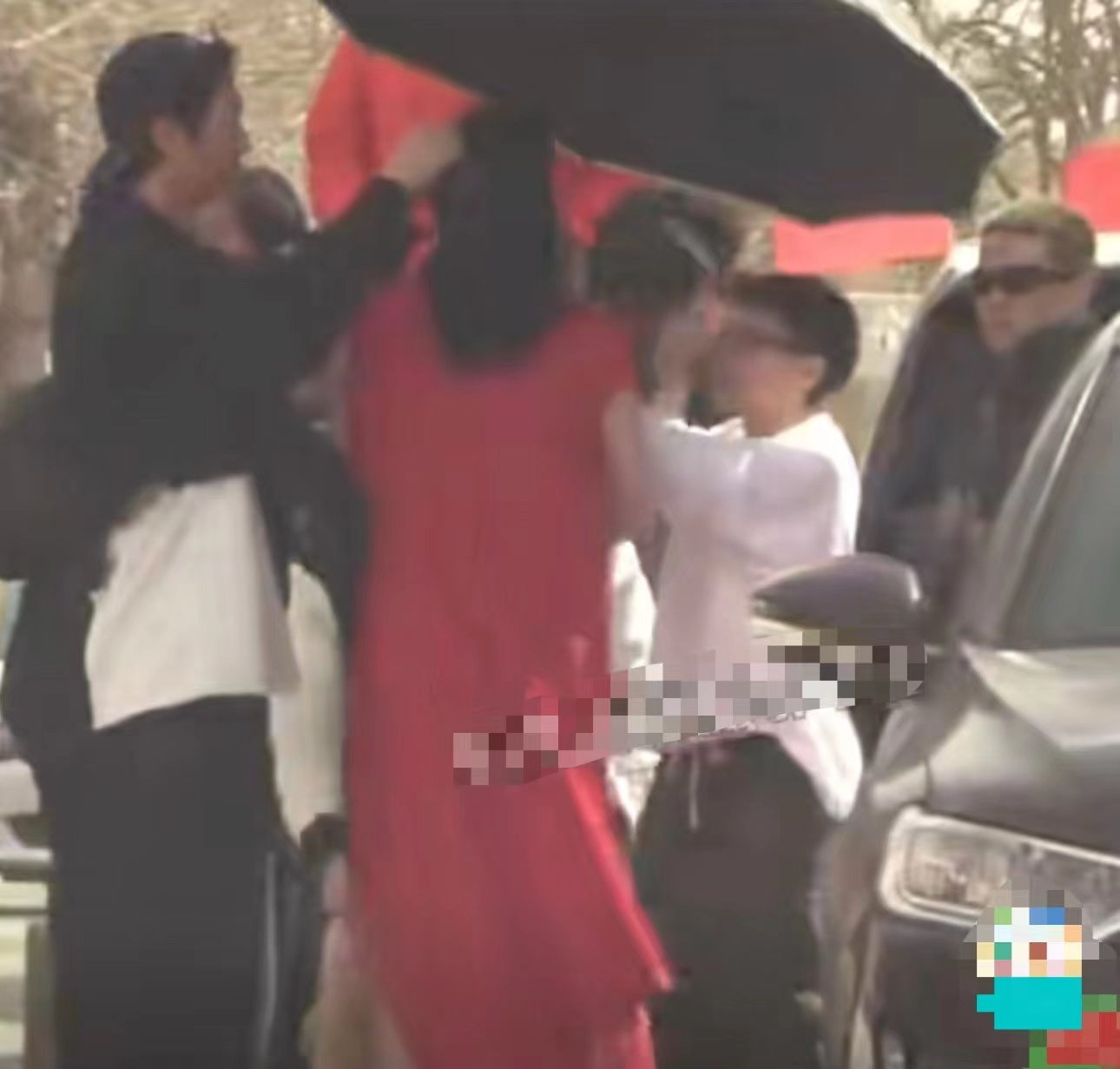 古力娜扎的近况如何， 穿高开叉红裙秀美腿，露底裤险走光，助理蹲地为其穿鞋