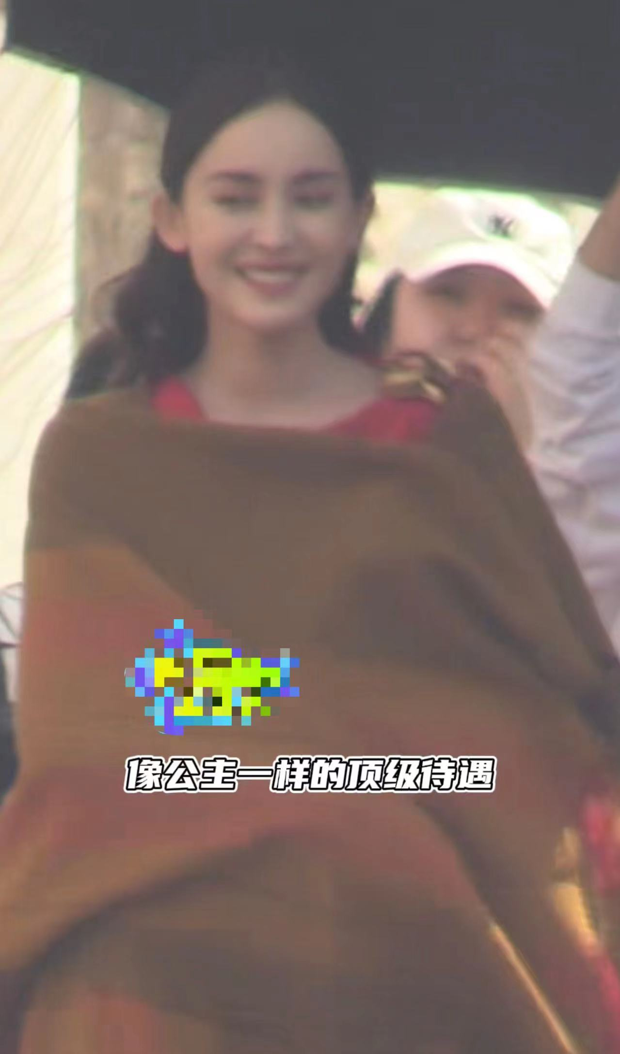 古力娜扎的近况如何， 穿高开叉红裙秀美腿，露底裤险走光，助理蹲地为其穿鞋