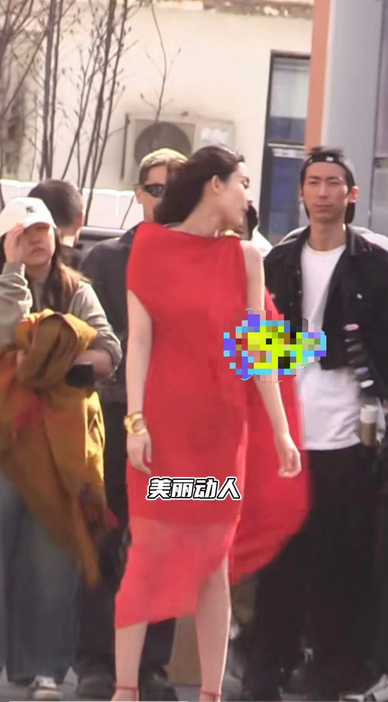 古力娜扎的近况如何， 穿高开叉红裙秀美腿，露底裤险走光，助理蹲地为其穿鞋