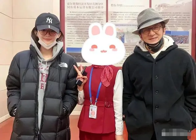 古力娜扎的近况如何， 穿高开叉红裙秀美腿，露底裤险走光，助理蹲地为其穿鞋