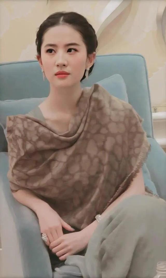 真正眼光好的女人，一条围巾就能穿出高级感，看看刘亦菲你就懂了