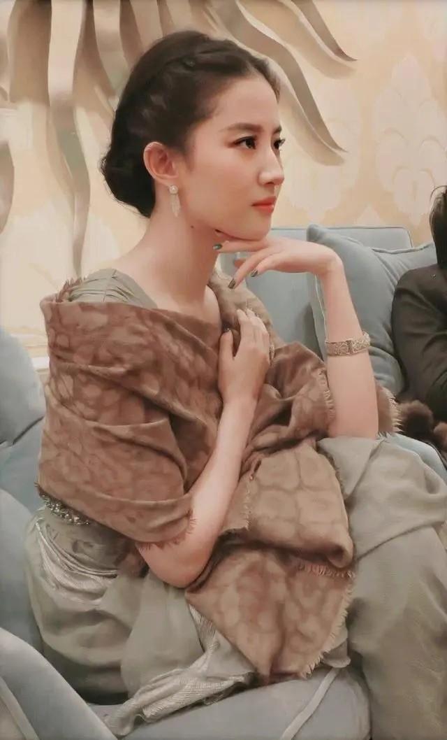 真正眼光好的女人，一条围巾就能穿出高级感，看看刘亦菲你就懂了