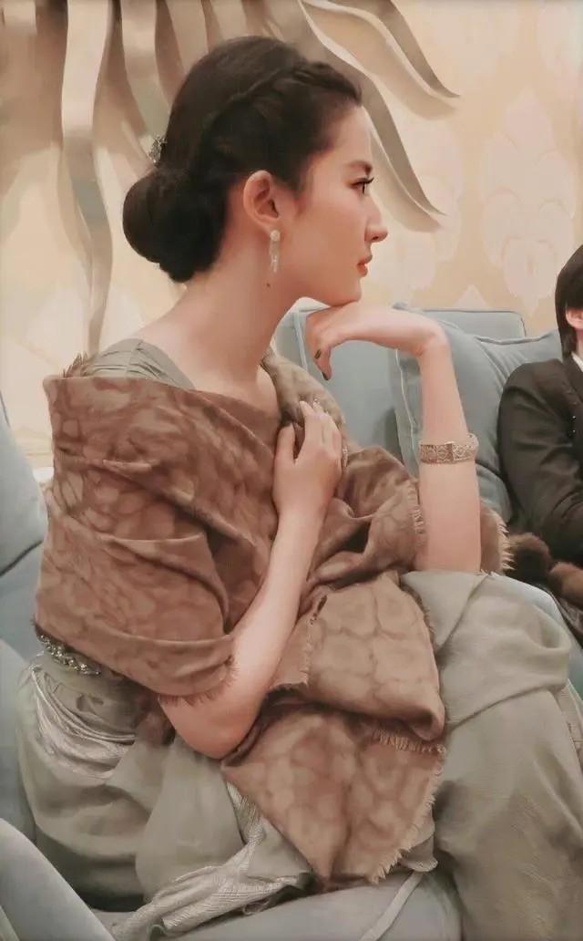 真正眼光好的女人，一条围巾就能穿出高级感，看看刘亦菲你就懂了
