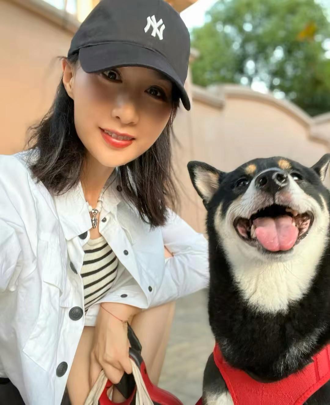 雷佳音穿7000多短袖旅游,在三亚被偶遇,和老婆合拍像父女