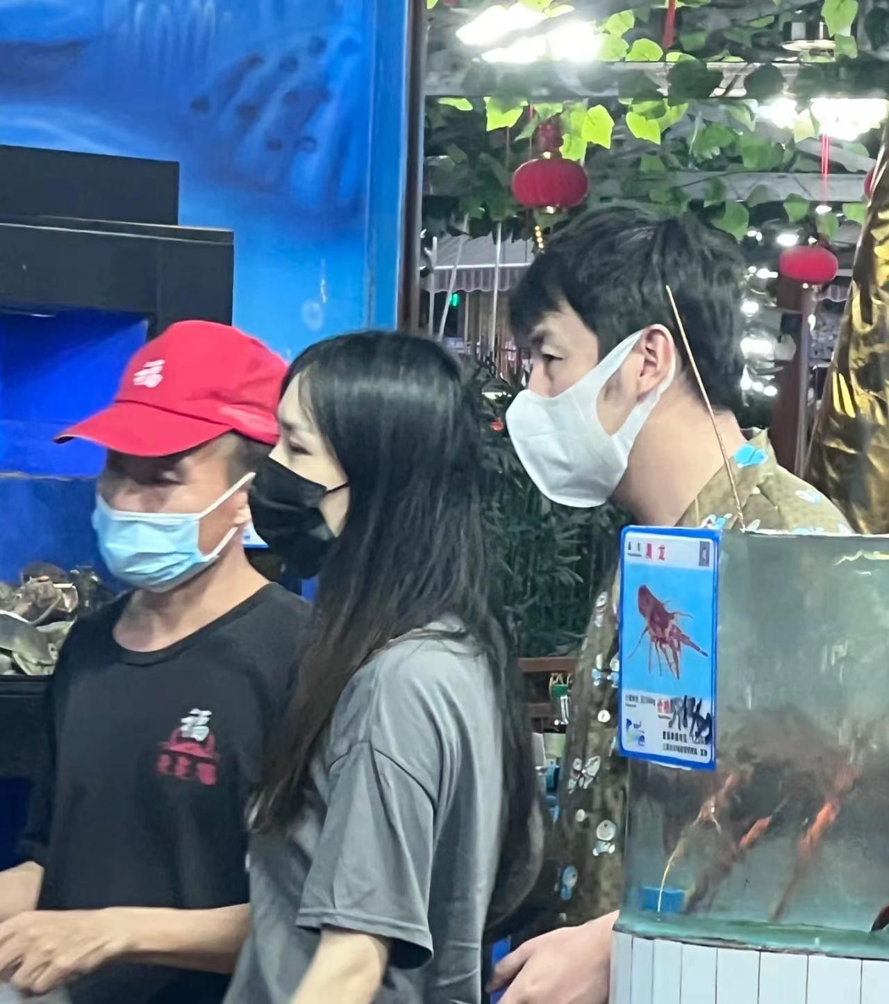 雷佳音穿7000多短袖旅游,在三亚被偶遇,和老婆合拍像父女