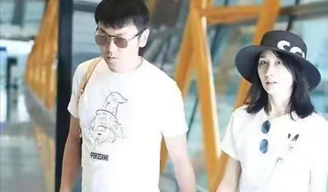 雷佳音穿7000多短袖旅游,在三亚被偶遇,和老婆合拍像父女