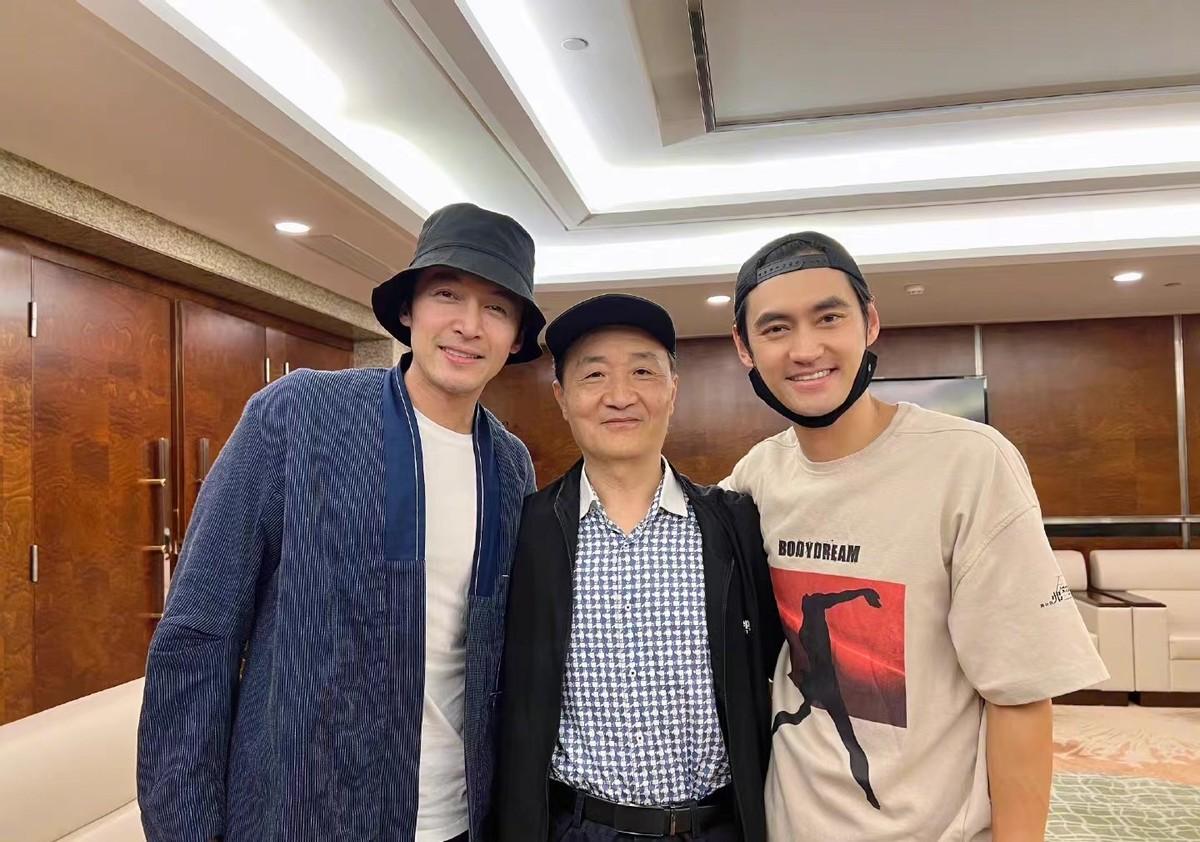 袁弘分享与胡歌合照，一波回忆杀袭来，网友直呼爷青回