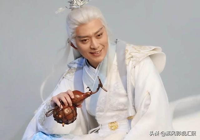 《长月烬明》黄海冰饰演白发师尊,他的沈浪太帅,标准的剑眉星目