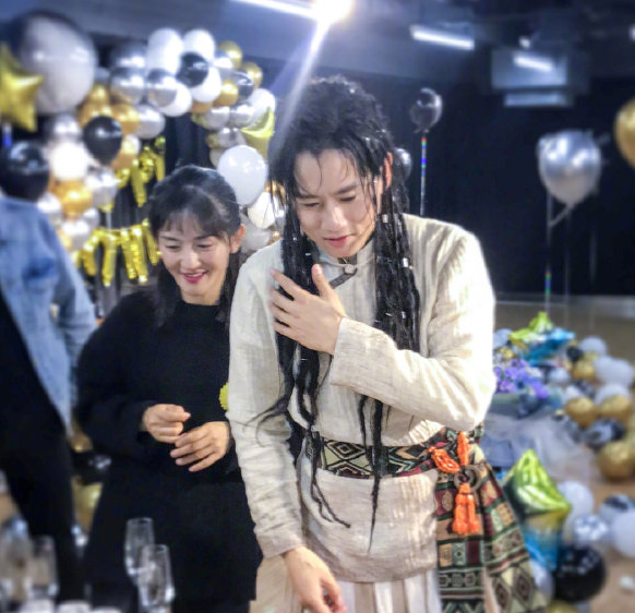 公开虐狗!张杰谢娜街头疯狂亲吻,恩爱依旧力破离婚传闻