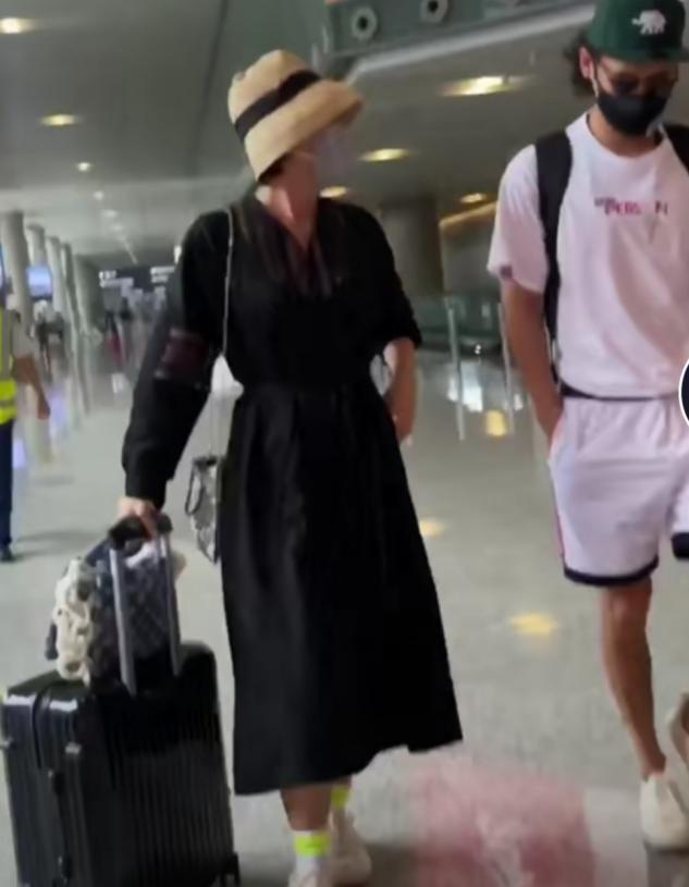 张歆艺袁弘机场现身,女方独自拉行李,老公却在旁双手插袋?