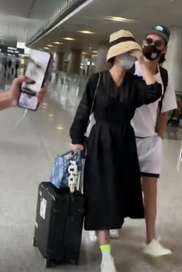 张歆艺袁弘机场现身,女方独自拉行李,老公却在旁双手插袋?