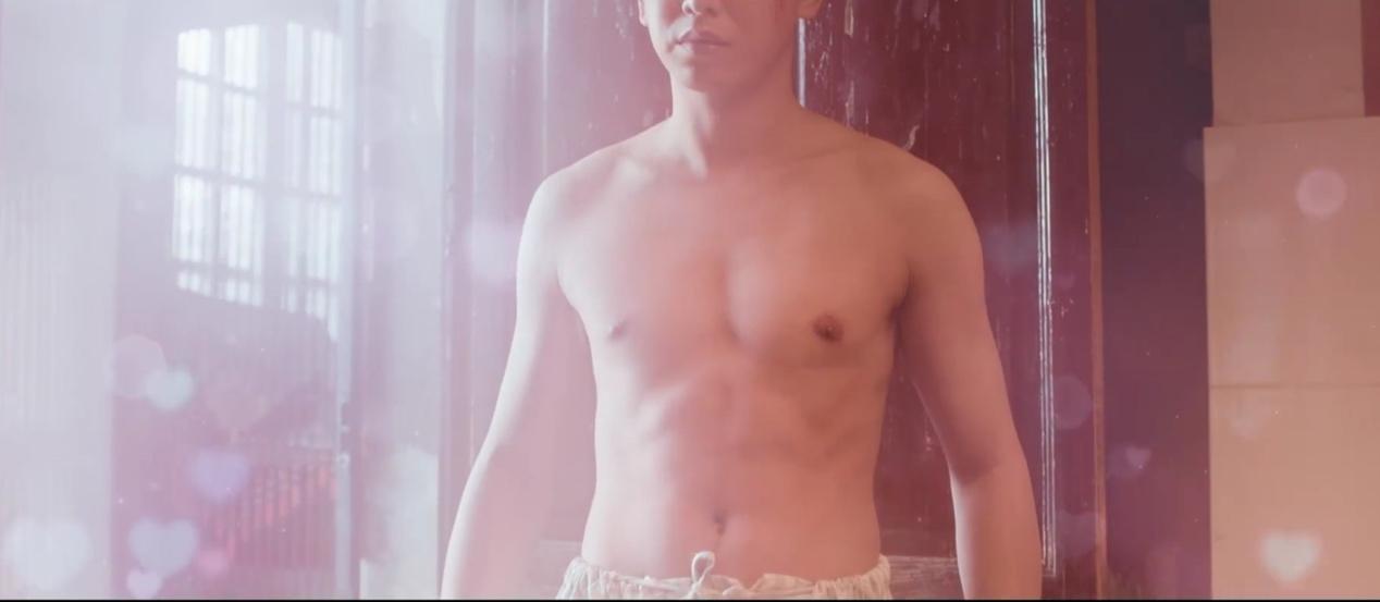 彭昱畅沐浴之王秀腹肌,旁边少女看呆了,网友:要流口水了