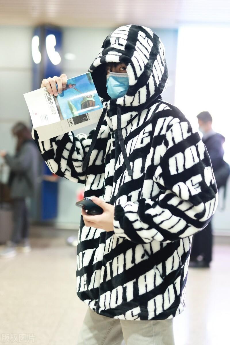 胡先煦独自一人现身机场，穿连帽卫衣搭休闲裤，小帅哥长大了