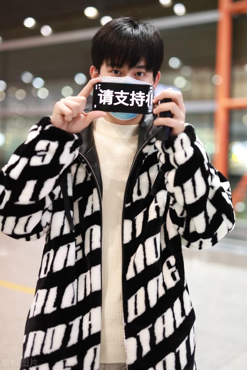 胡先煦独自一人现身机场，穿连帽卫衣搭休闲裤，小帅哥长大了