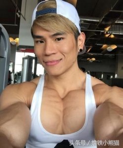 ​亚洲肌肉巨兽，一天72个鸡蛋，靠8块腹肌撩到女友