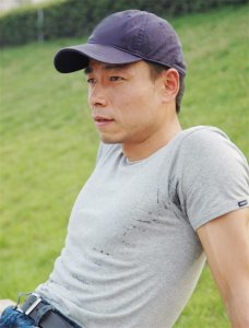 ​王挺个人资料简介：从警察转行当演员，为父还债千万，二婚娶小妻生一子