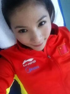 ​何姿的个人资料：她是郭晶晶接班人，曾为爱拒绝嫁入豪门，甘愿与队友老公一起