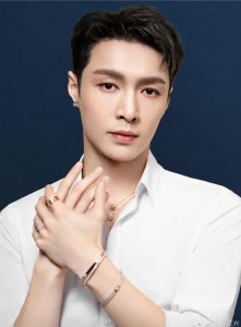 ​张艺兴李沁恋情曝光了吗？(两人手拉手一起逛街，看起来十分甜蜜)