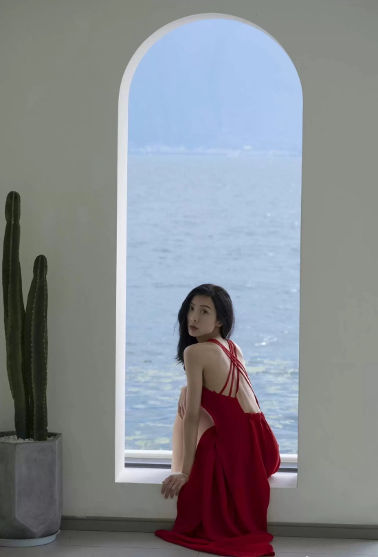 米兰电影节影后童苡萱分享海边写真大片，红色吊带裙在海边大秀美背