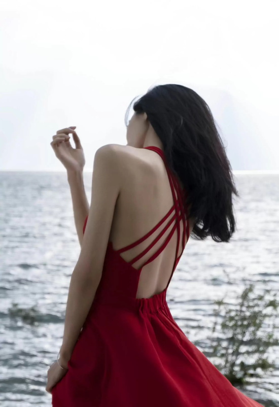 米兰电影节影后童苡萱分享海边写真大片，红色吊带裙在海边大秀美背
