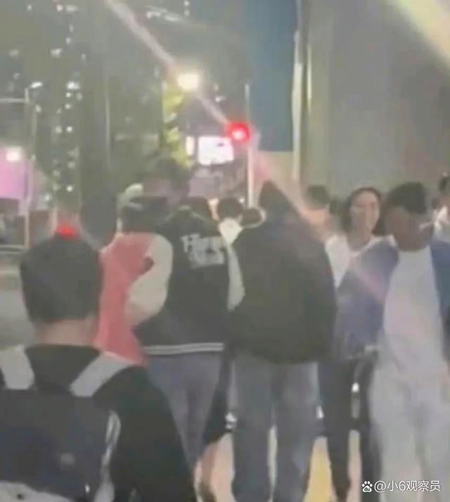 东京街头偶遇鹿晗关晓彤撒糖 金童玉女感情好稳定!