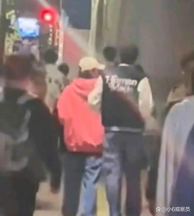 东京街头偶遇鹿晗关晓彤撒糖 金童玉女感情好稳定!