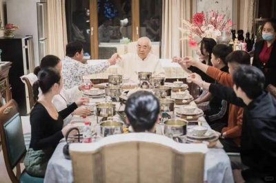 ​86岁范曾婚后首次聚餐！徐萌主母范儿，背15万包生活奢侈