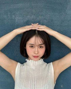 ​23岁性感女星逛街遭男性骚扰跟踪 发文痛斥